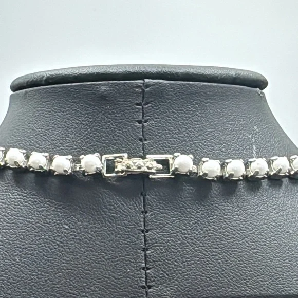 Milk glass and rhinestone necklace. Vintage.​ - Picture 4 of 4